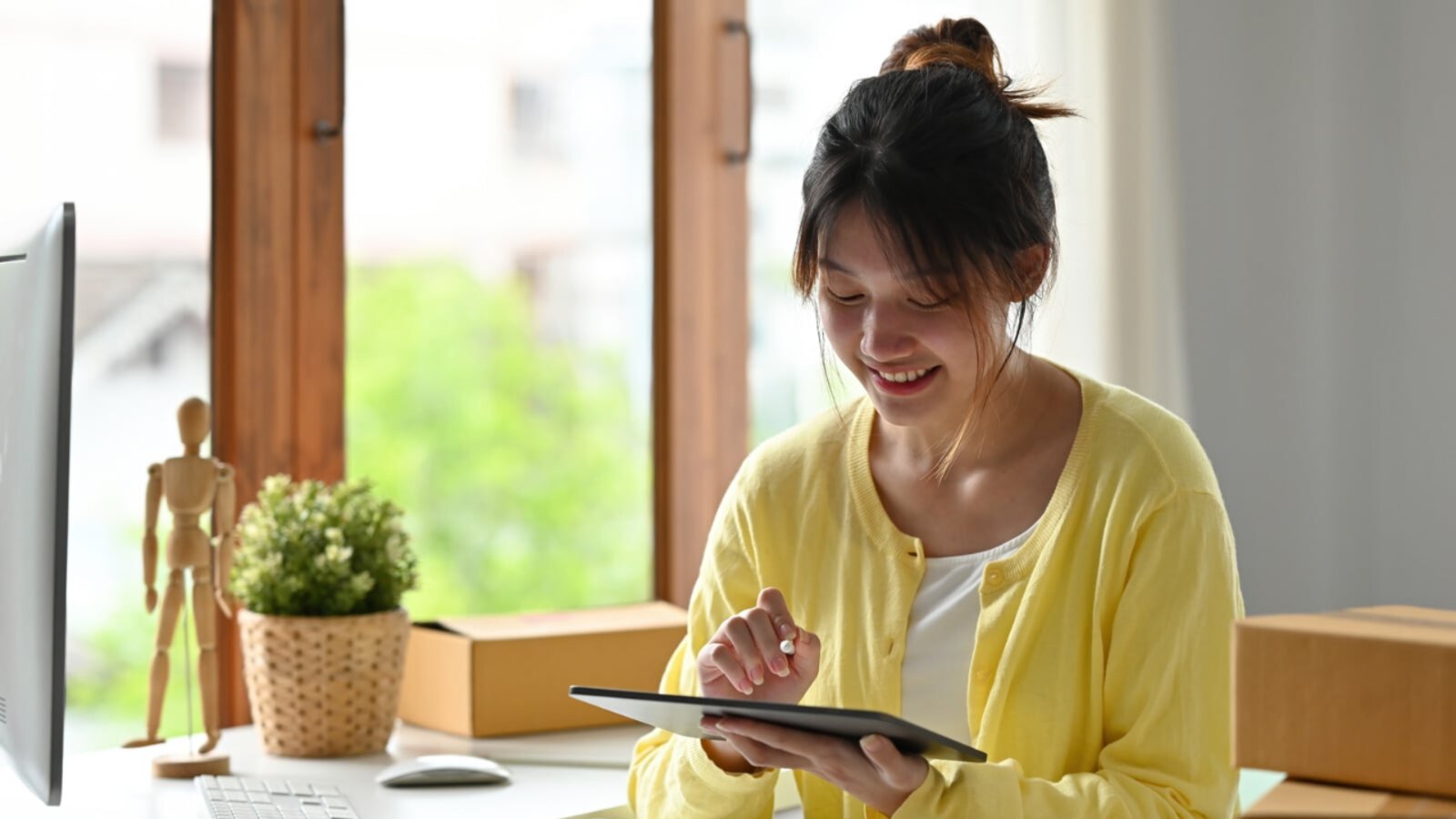 A Credicorp support adviser helping a small-business owner by phone
